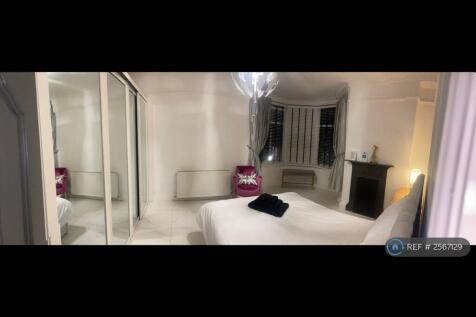 Master Bedroom  With Underfloor Heating