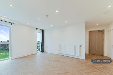 Spacious Open-Plan Living &amp; Dining Area