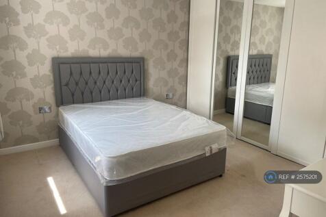 Fitted Bedroom With Build-In Shelves