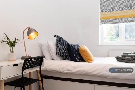 Cosy Single Room With a Work Station