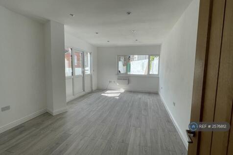 Large Living Space (Emptied Room)