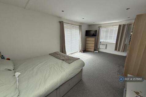 Large Bedroom 