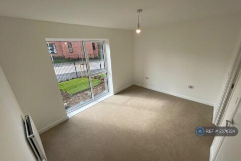 Master Bedroom With En-Suite Shower Room