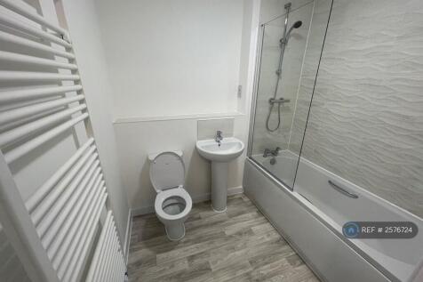 Main Bathroom With Full-Size Bath