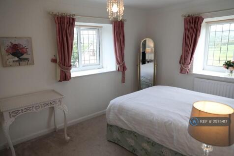 Double Bedroom With Large Storage Wardrobe 