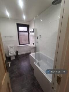 Modern Spacious 3 Piece Bathroom