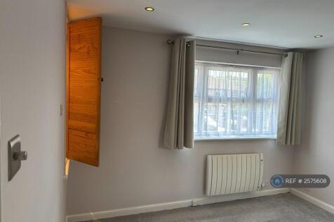Double Bedroom  (Window View)