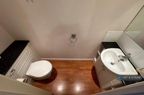 Bedroom 1 Toilet