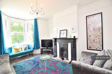 Large Bright Living Room With Bay Window 