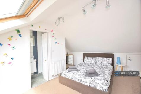 Bright Large Ensuite Attic Bedroom 
