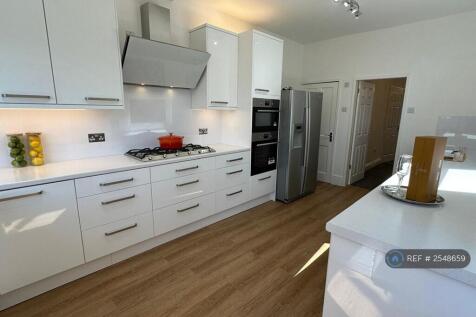 Fully Fitted Kitchen 