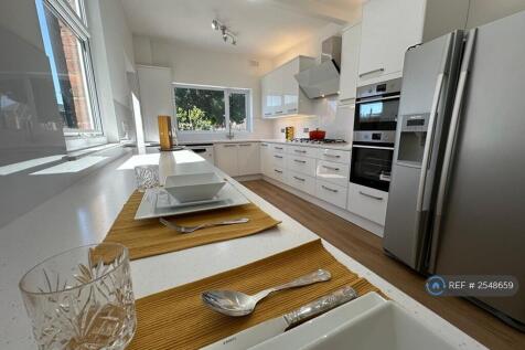 Fully Fitted Kitchen 