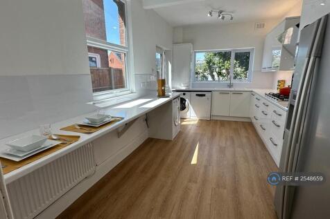 Fully Fitted Kitchen 