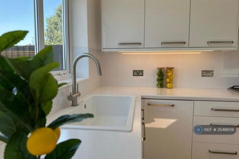 Fully Fitted Kitchen 