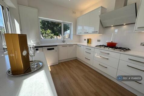 Fully Fitted Kitchen 