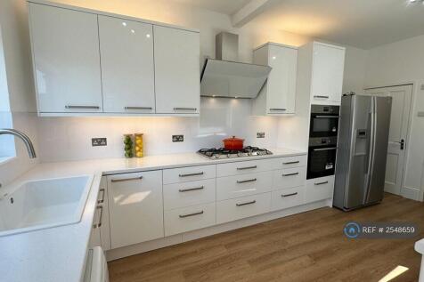 Fully Fitted Kitchen 