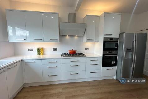 Fully Fitted Kitchen 