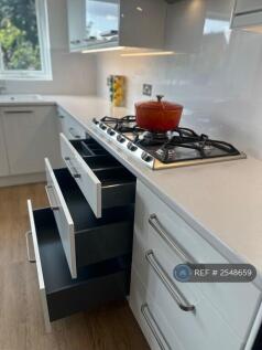 Fully Fitted Kitchen 