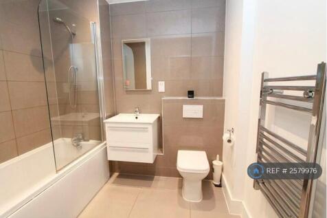 ?? Bathroom With Full Amenities