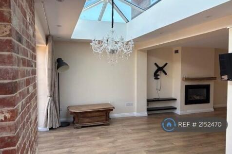 Lounge / Dining Area