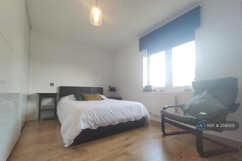 Bedroom w/ Ensuite