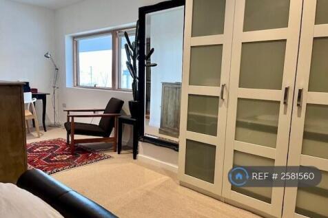 Master Bedroom w/Fitted Wardrobes