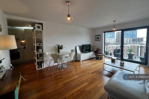 Living Room (Photo b)