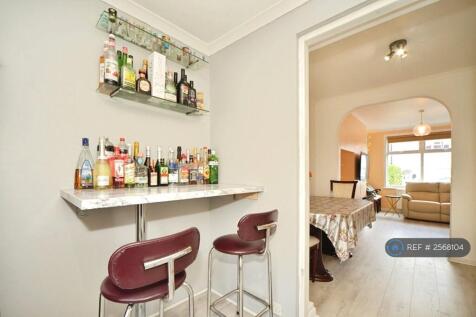 Kitchen / Breakfast Area / Bar