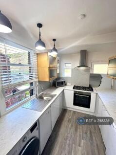 Brand New Kitchen With Dishwasher &amp; Laundry 
