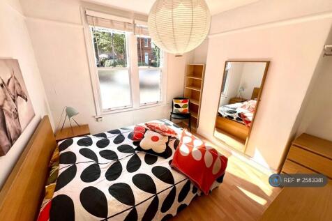 Room 1 Facing The Lawns Lovely Light Filled Room! 
