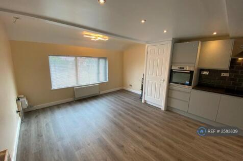 Lounge 4.2m x 7.6