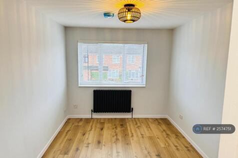Rear Bedroom With En-Suit