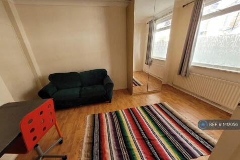 Large Double Bedroom With a Sofa