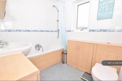 Bath And Shower With Good Water Pressure.