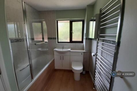Upstairs Bathroom With Airing Cupboard
