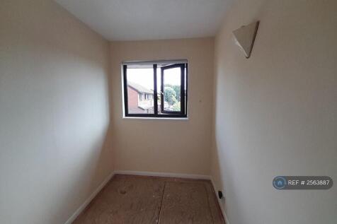 Front Single Bedroom/Office With Fitted Cupboard