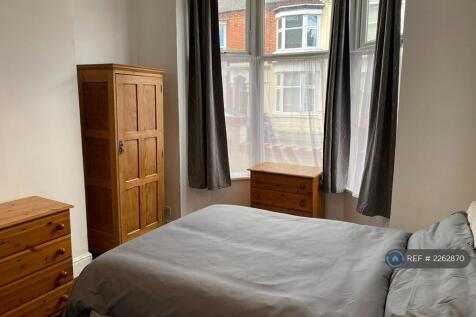R1 Large Double Front Bedroom (Ground Floor)