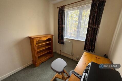 3rd Bedroom/Study With Desk &amp; Bookcase 