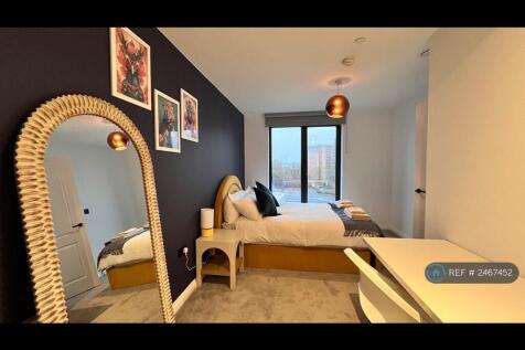 En-Suite Bedroom, Double Bed -Added Desk For Work