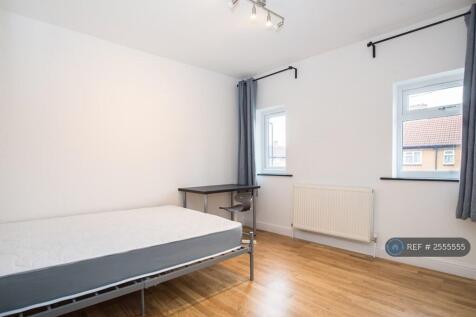 Spacious Double Bedrooms: Double Bed, Desk &amp; Chair