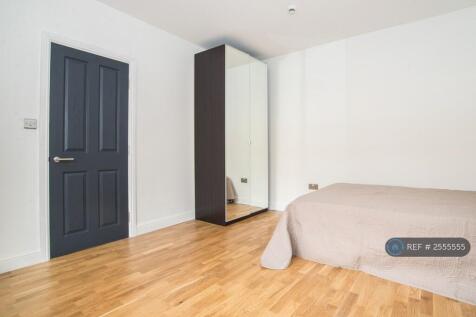 Spacious Double Bedrooms With Large Wardrobe&amp;Desk 