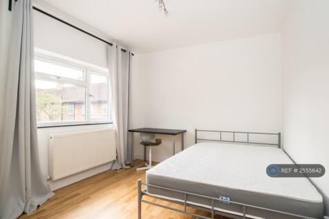 Spacious Double Bedrooms: Double Bed, Desk &amp; Chair