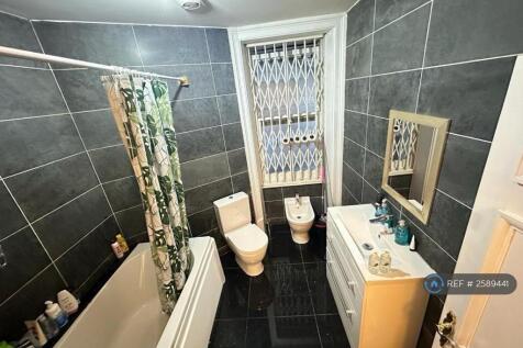 Shared Full Bathroom