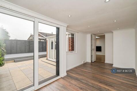 Snug With Doors To The Rear Garden