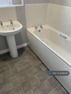 Family Bathroom 1