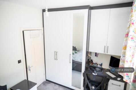 Second Bedroom -Entry
