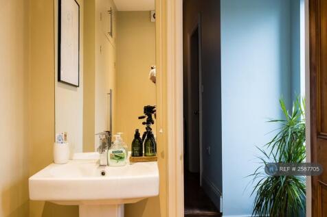 1st Floor Family Bathroom 