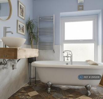 Main Bathroom 