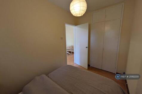 Bedroom With Built In Wardrobes