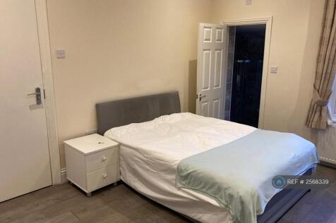 Studio 6 - Available 1st November £800